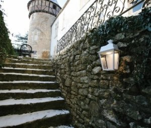 Außenleuchte für Hauswand von Roger Pradier flache Außenleuchte an einer historischen Mauer befestigt. 4-eckige Form, Klarglas Lampenscheiben. In historischer Umgebung.