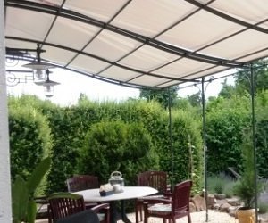 italienische Außenleuchte von Surya Außenleuchte mit Lampentellern von Surya Italien. Mauer an Terasse. Jugendstilarm mit Metallschirmen. Zylindergläser.