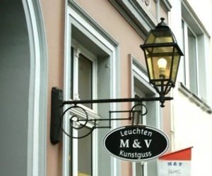 Außenleuchte mit Wandarm von Surya klassische Außenleuchte an unserem Laden montiert. Groß und langer Wandarm. Surya Italien.