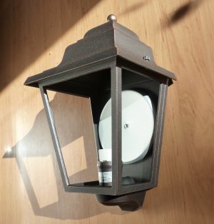 Außenleuchte mediterrane von Surya flache Außenleuchte an einer Holzwand. Farbe kupfer. Klarglas. Surya Italien