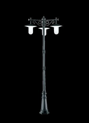 Außenleuchte mit 3 Lampen mediterran. Framon Außenleuchte im Garten. 3 Lampen an Jugendstilarmen. Framon Tradizionale.